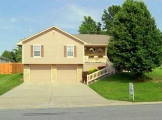 313 Shoreview Dr, Raymore, MO 64083