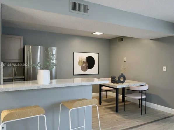 350 Palm Cir W APT 201, Hollywood, FL 33025