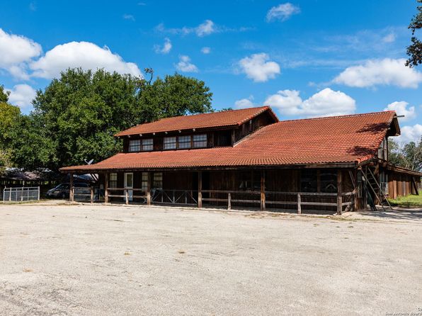 810 B&R Road, Utopia, TX 78884