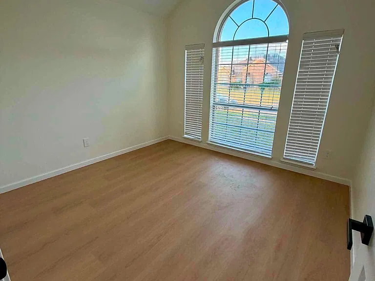 2201 Woodglen Dr — Photo 8