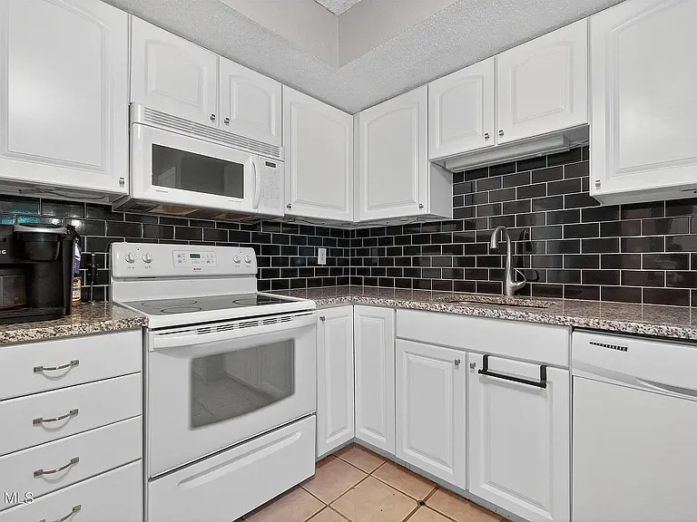 25 Westchester Dr — Photo 10