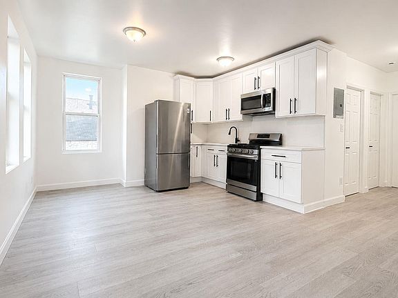3rd image of 927 Summit Avenue