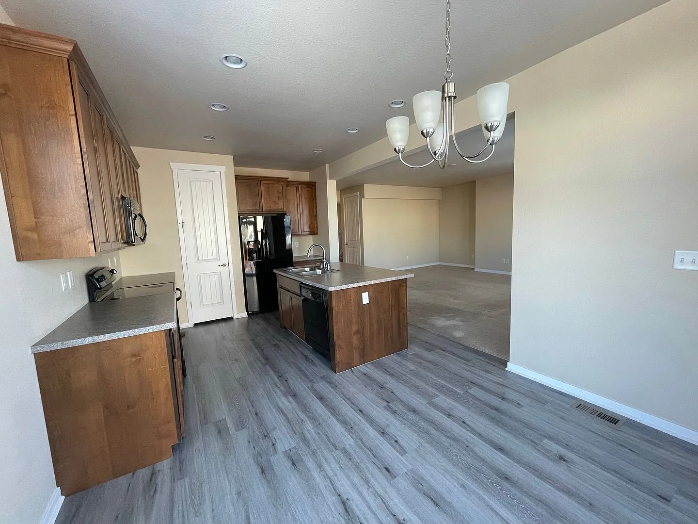 Beautiful 2-Story Home in Quiet Neighborhood! — Photo 4
