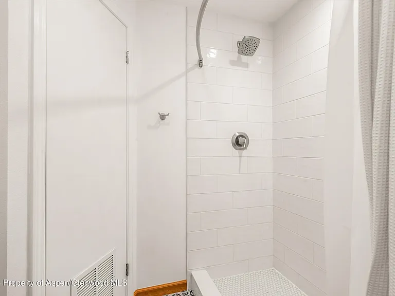 120 Tucker Ln — Photo 30