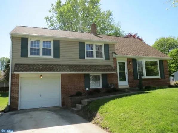 636 Lamp Post Ln, Aston, PA 19014