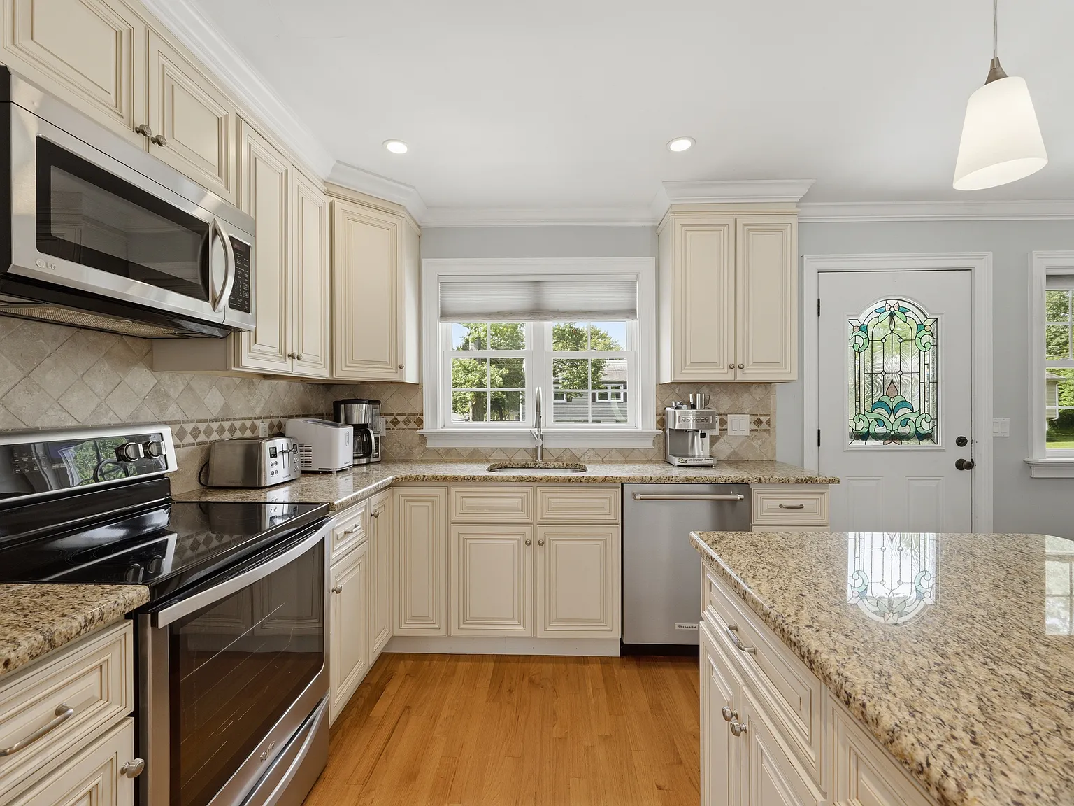 3 bed, 1920 sqft, $3,350 — Photo 3