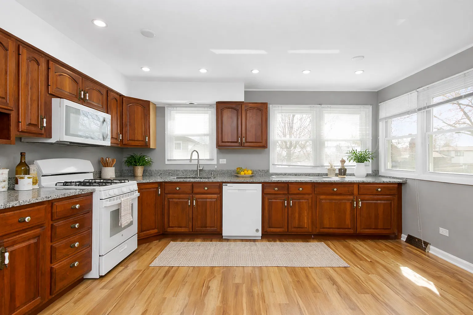 3 bed, 1744 sqft, $2,900 — Photo 3