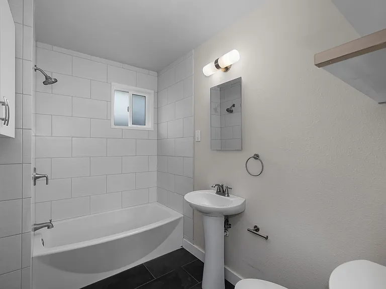 1027 Marion St NE — Photo 6