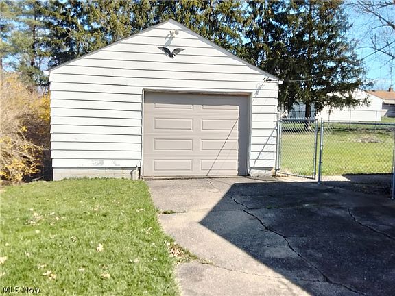 5th image of 591 Winchester Ave