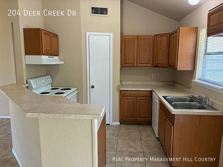 204 Deer Creek Dr — Photo 2
