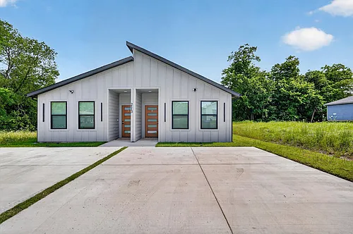 2113 Henry St Photo 1