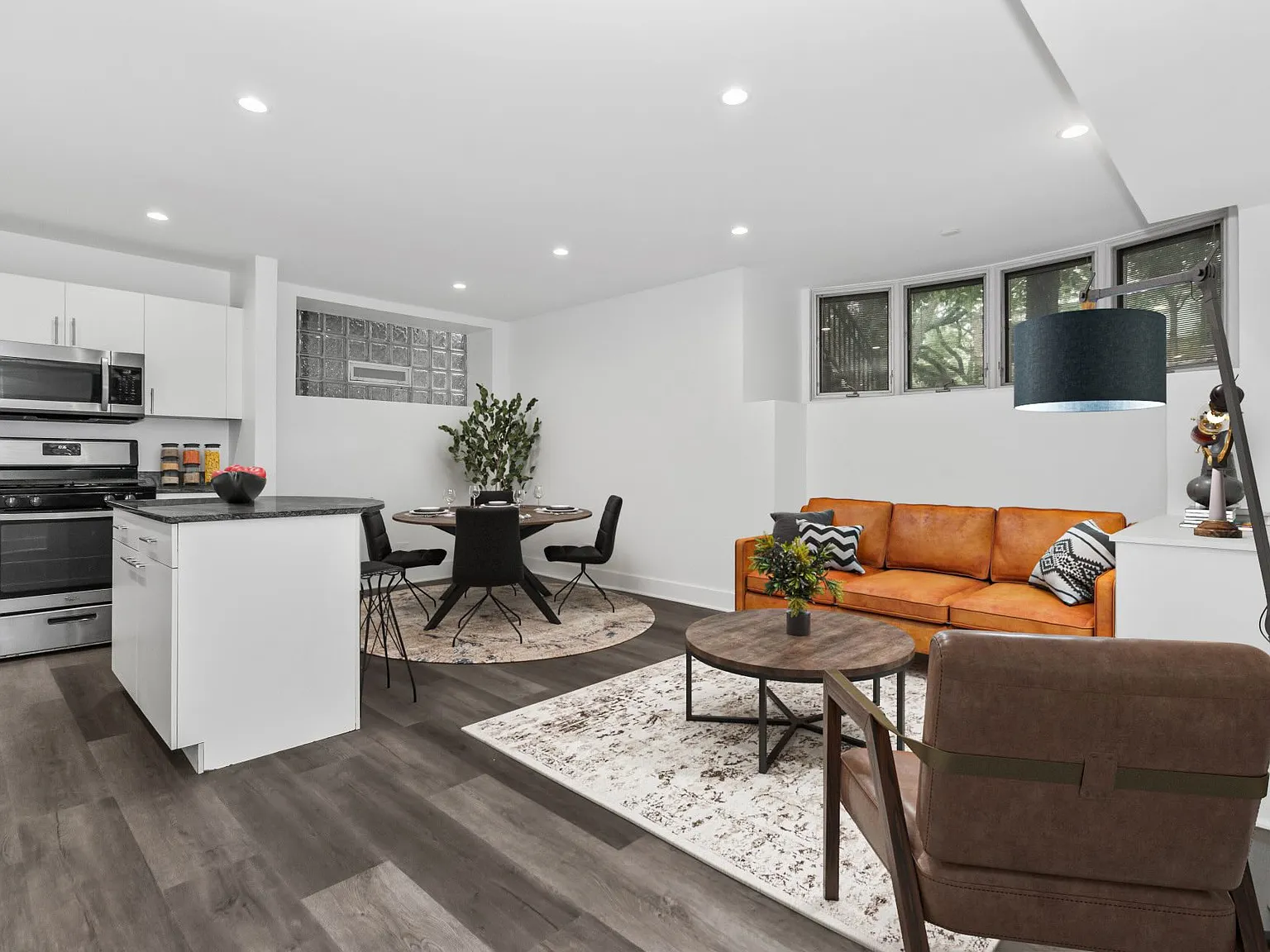 1 bed, 900 sqft, $2,000 — Photo 2