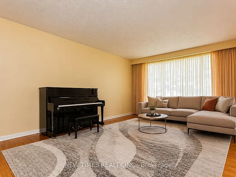 52 Lehar Cres — Photo 3