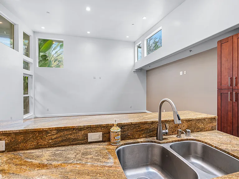 8617 Lasaine Ave — Photo 12