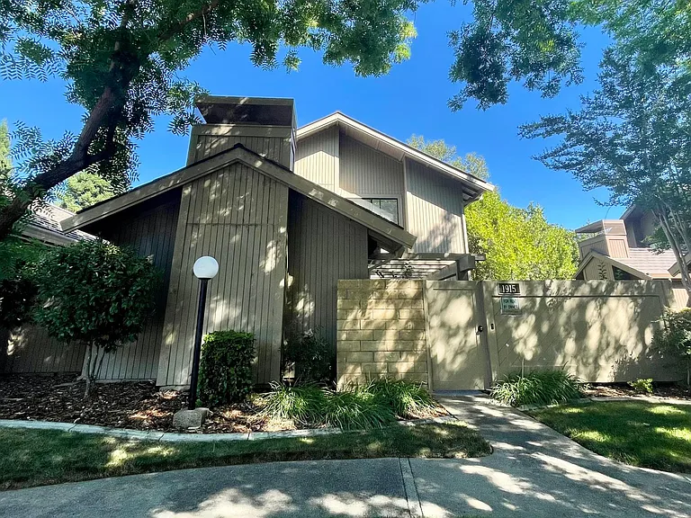 1915 Discovery Village Ln — Photo 2