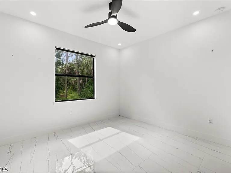 14 Truman Ave — Photo 34
