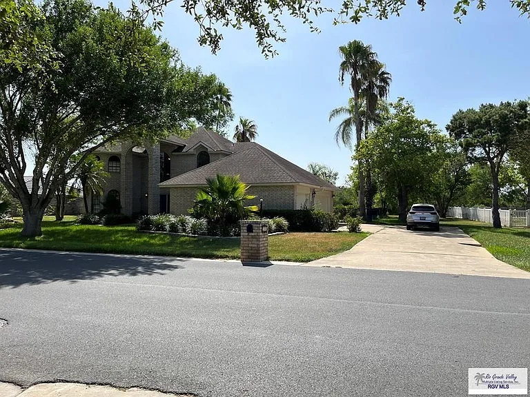 901 Morelos Ave — Photo 2
