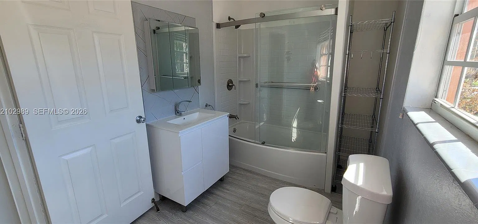 3 bed, 1.0 bath, $2,300 — Photo 3