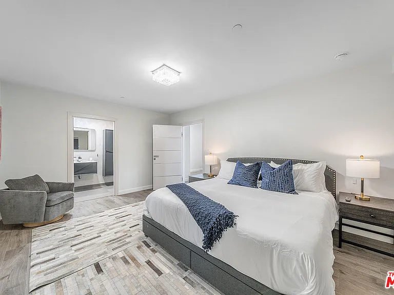 5010 Fulton Ave — Photo 33