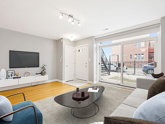 5th image of 2455 W Arthington St #1