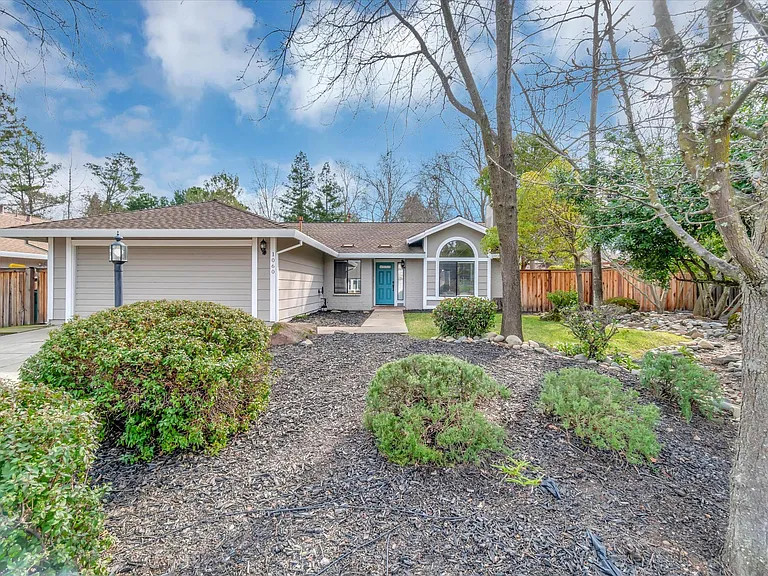 1060 Saint Andrews Dr — Photo 1