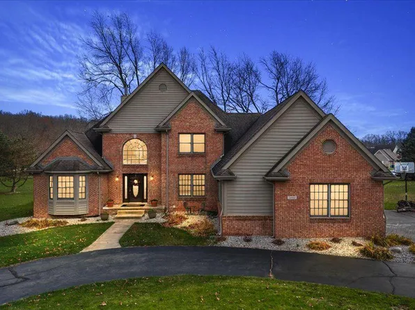 2040 Carlton Ct, White Lake, MI 48383