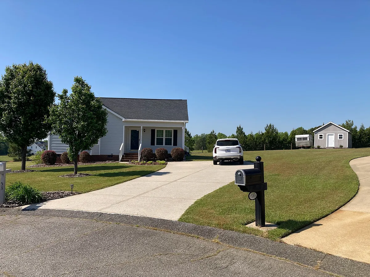 Front + shed/workshop - 53 Packhouse Ct