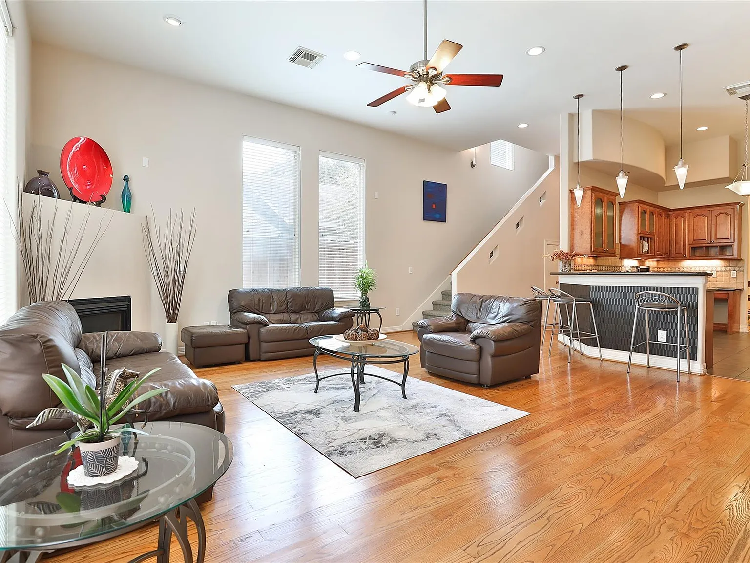 3 bed, 2.5 bath, 2746 sqft, $3,400 — Photo 2
