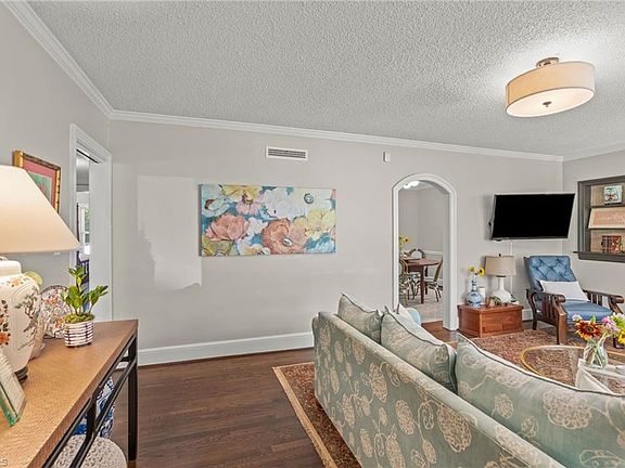 5th image of 808 W Westwood Ave