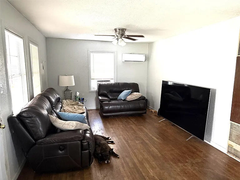 621 S Commerce St — Photo 2