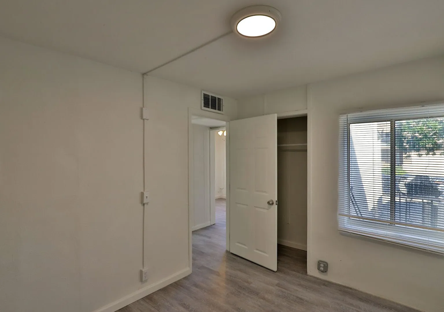 102 E. Hatcher Rd. (CB) — Photo 4