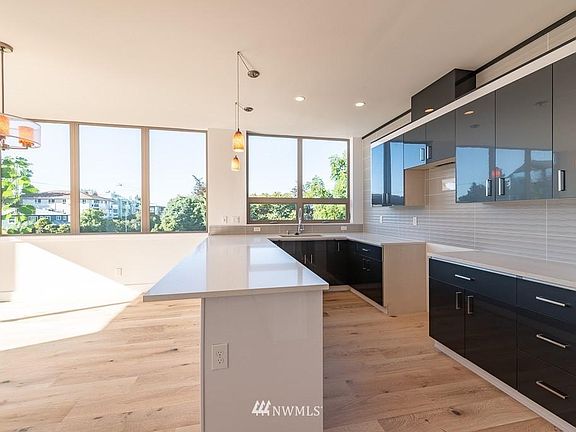 Gourmet kitchen (new stainless appliances not pictured)