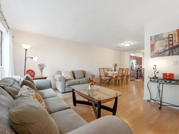 174 Grantham Dr, Somerset, NJ 08873
