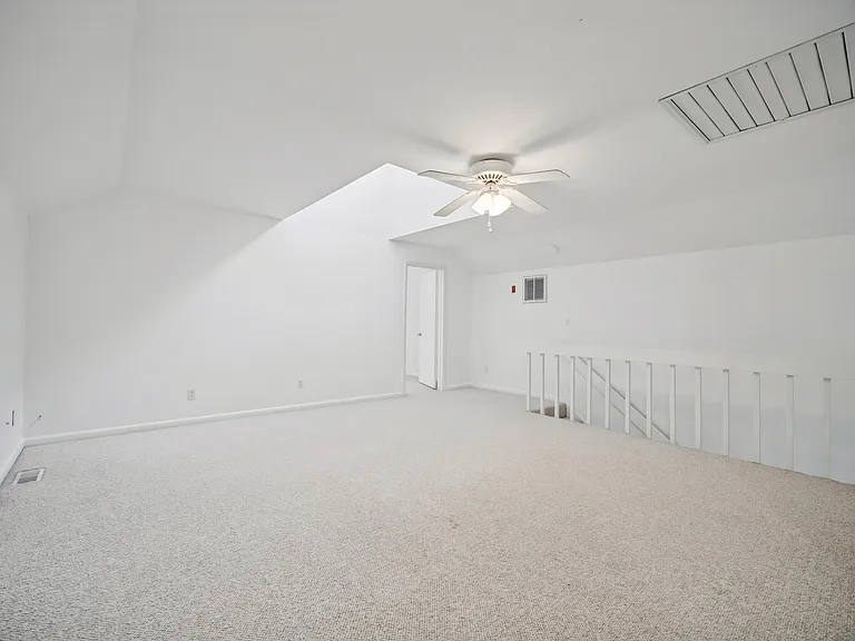 1044 Commodore Dr — Photo 27