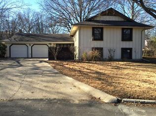 2220 Hill Ct, Lawrence, KS 66049