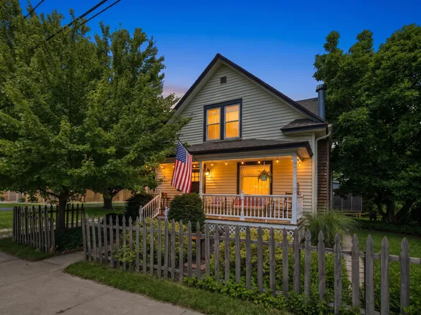 24 Ash St W, Three Oaks, MI 49128