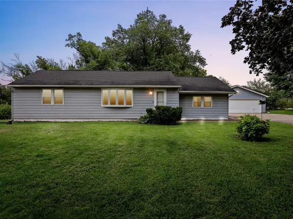 977 Cedar Woods Rd, Cedar Rapids, IA 52403