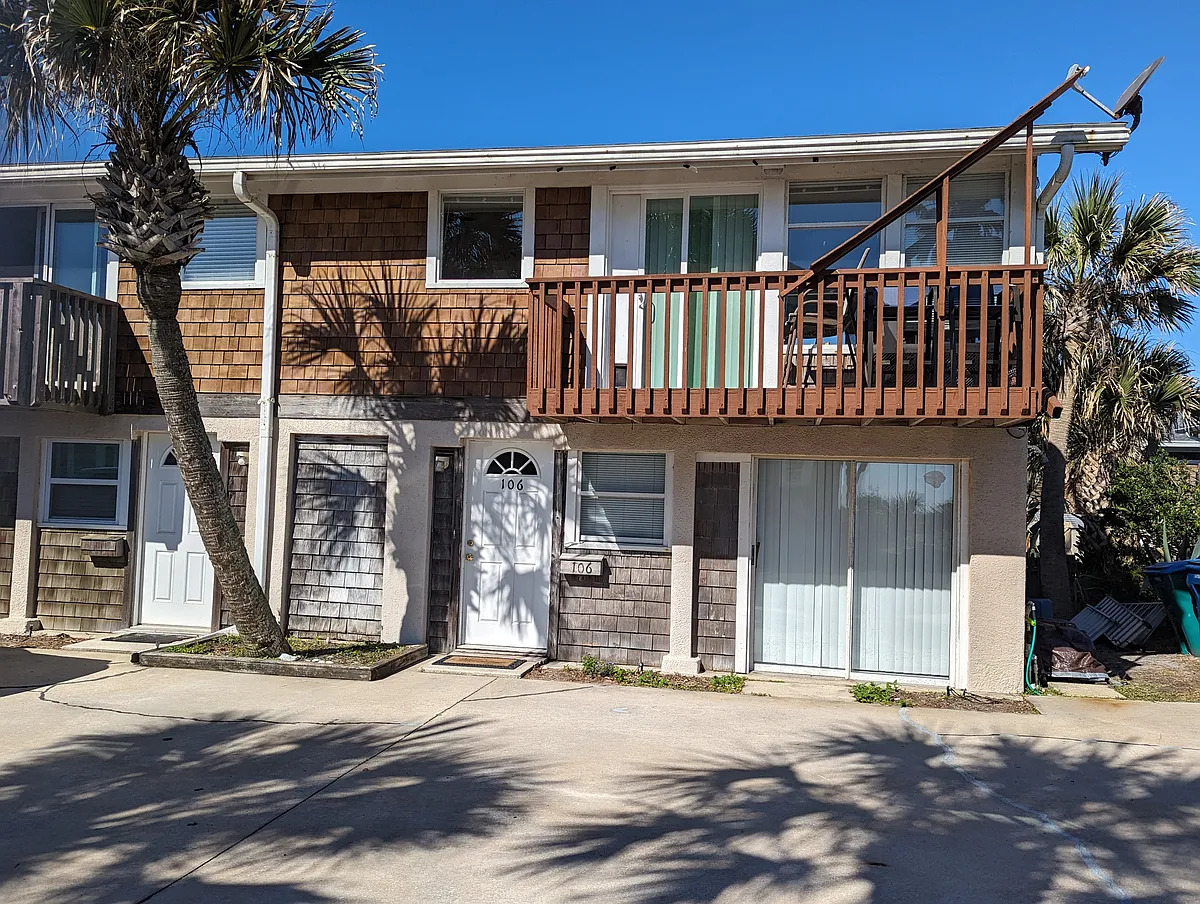 Front of townhouse. - 106 Rose Pl #106