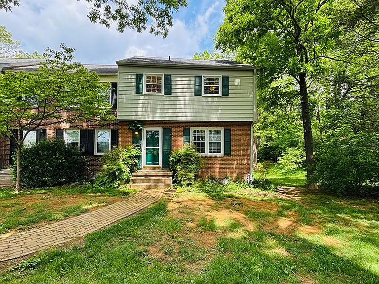 100 Yorkshire Ct — Photo 1