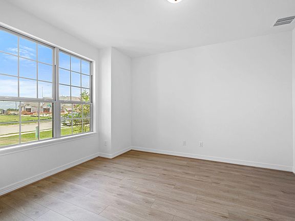 3915 Silver Falls Lane Interior Image 4