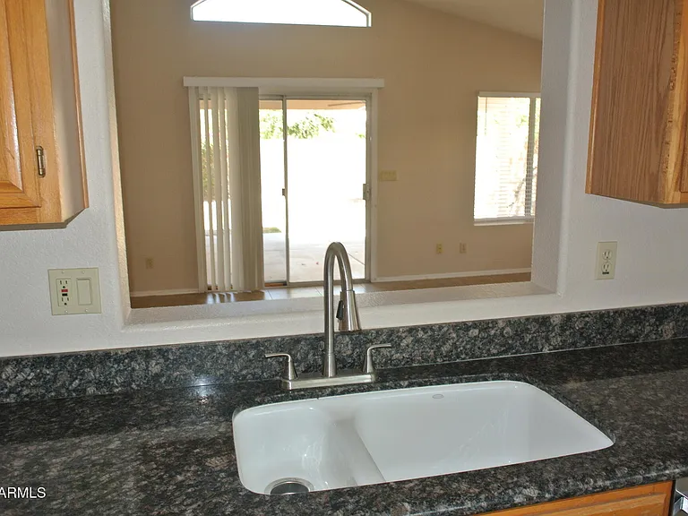 6814 W Louise Dr — Photo 5