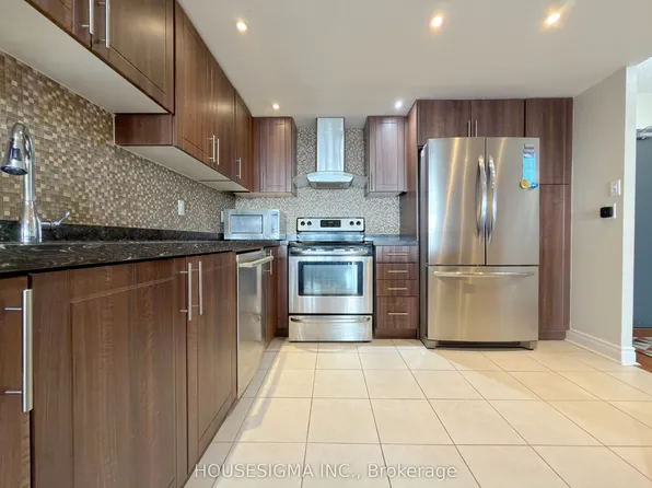 8 Lisa St #1103, Brampton, ON L6T 4S6