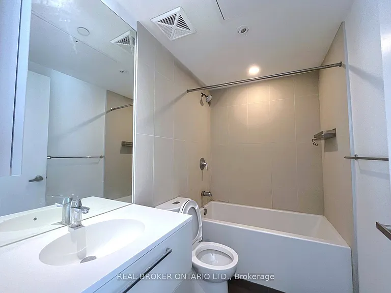 15 Grenville St #401 — Photo 7