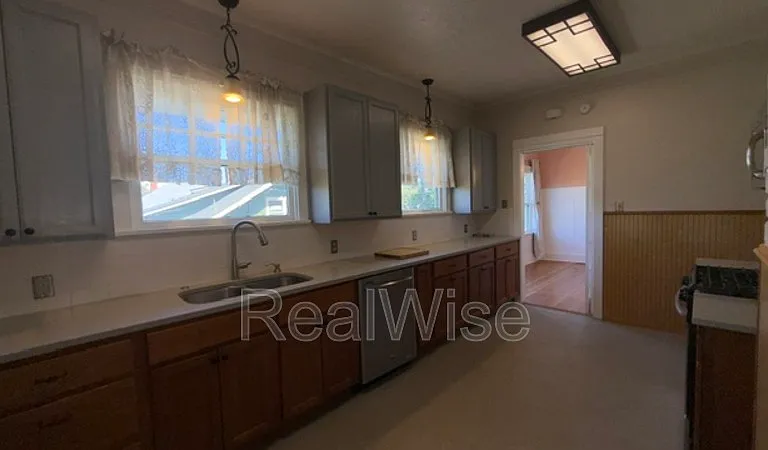 837 SE Blakeley Ave — Photo 32