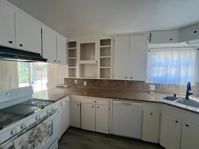 925 Jones St — Photo 13