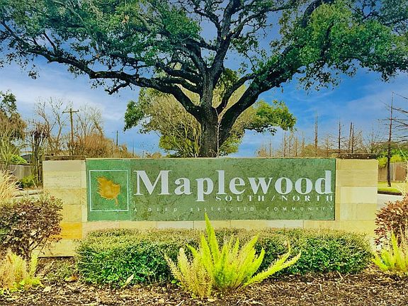 Located in popular Maplewood North noted for its convenient location and fine schools.