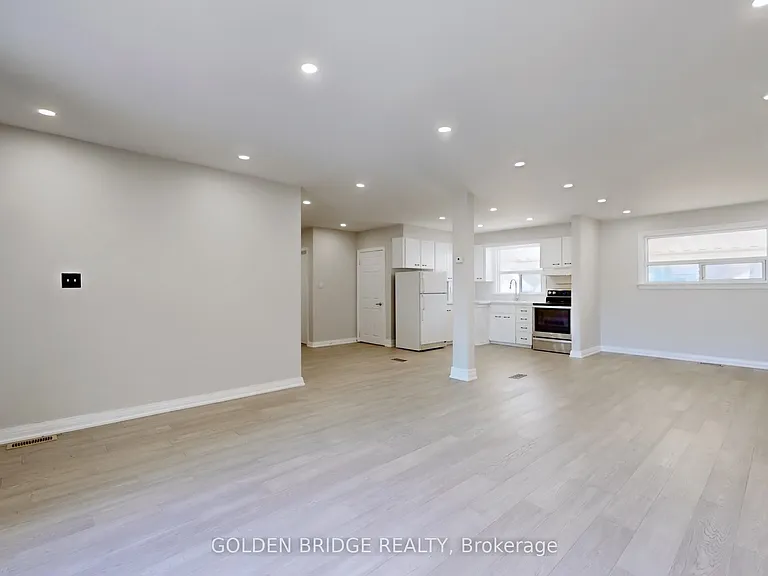 438 Centre St E — Photo 4