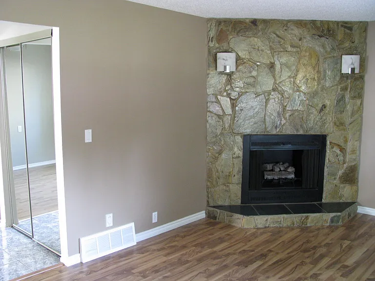 839 Village Dr — Photo 3