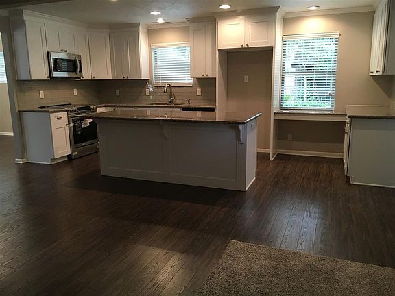 3rd image of 925 Shakespeare Dr