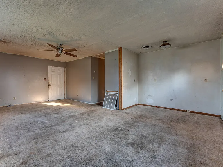 121 E Pecan St — Photo 12